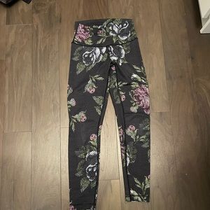 LULU LEMON High-Rise Leggings in Black & Floral Print - Size 6